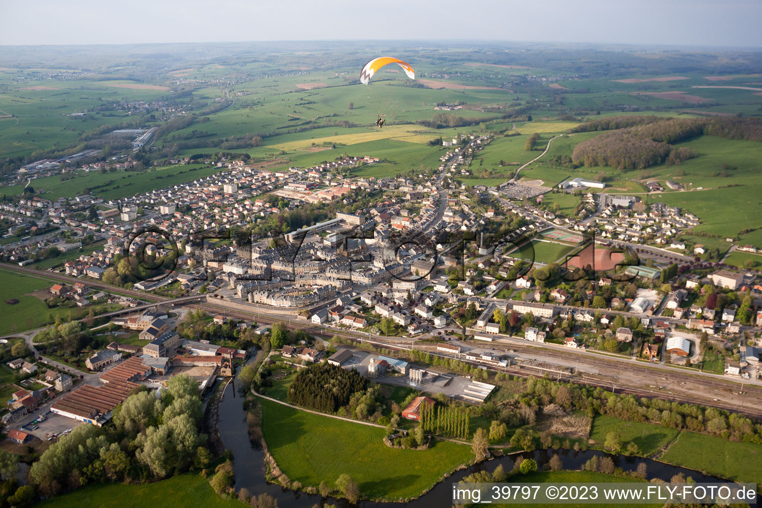 Luftbild von Carignan im Bundesland Ardennes, Frankreich