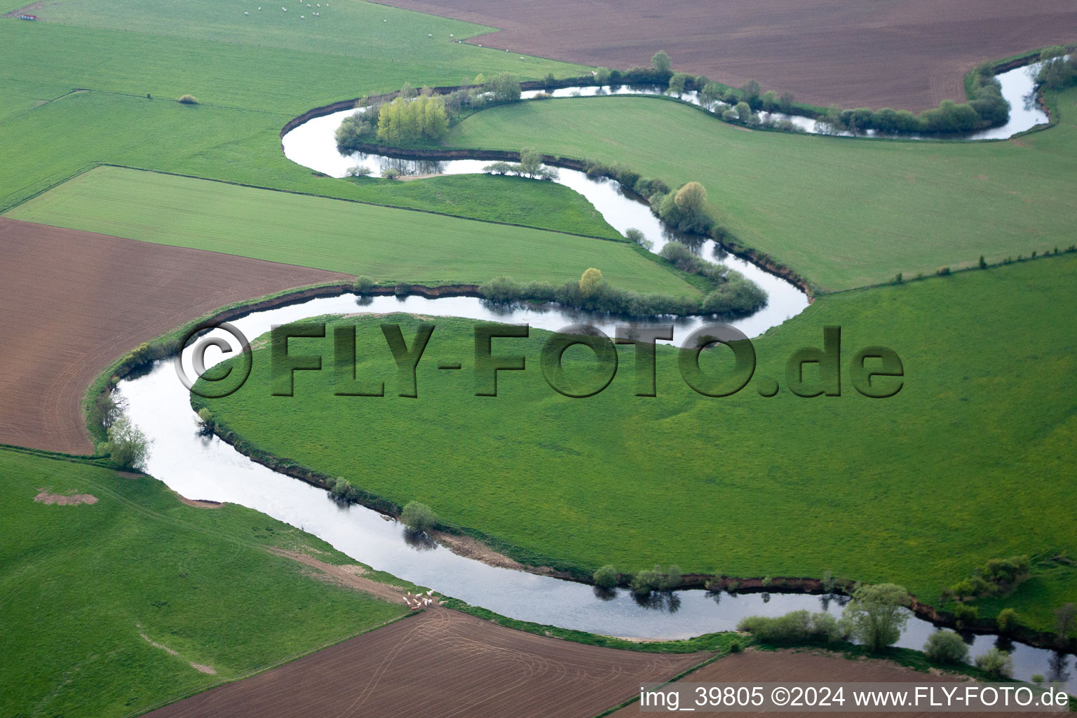 Luftbild von Kurvenförmige Schleife der Uferbereiche am La Chiers Flußverlauf in Carignan in Alsace-Champagne-Ardenne-Lorraine im Bundesland Ardennes, Frankreich