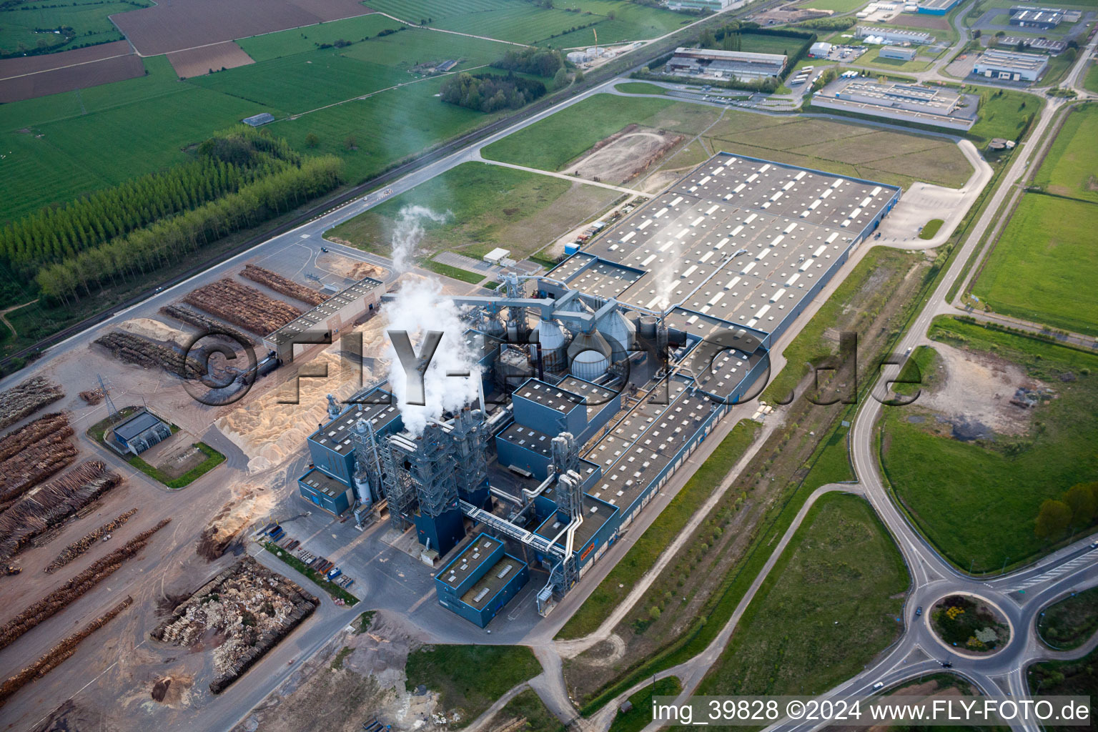 Technische Anlagen im Industriegebiet UNILIN in Bazeilles in Grand Est im Bundesland Ardennes, Frankreich