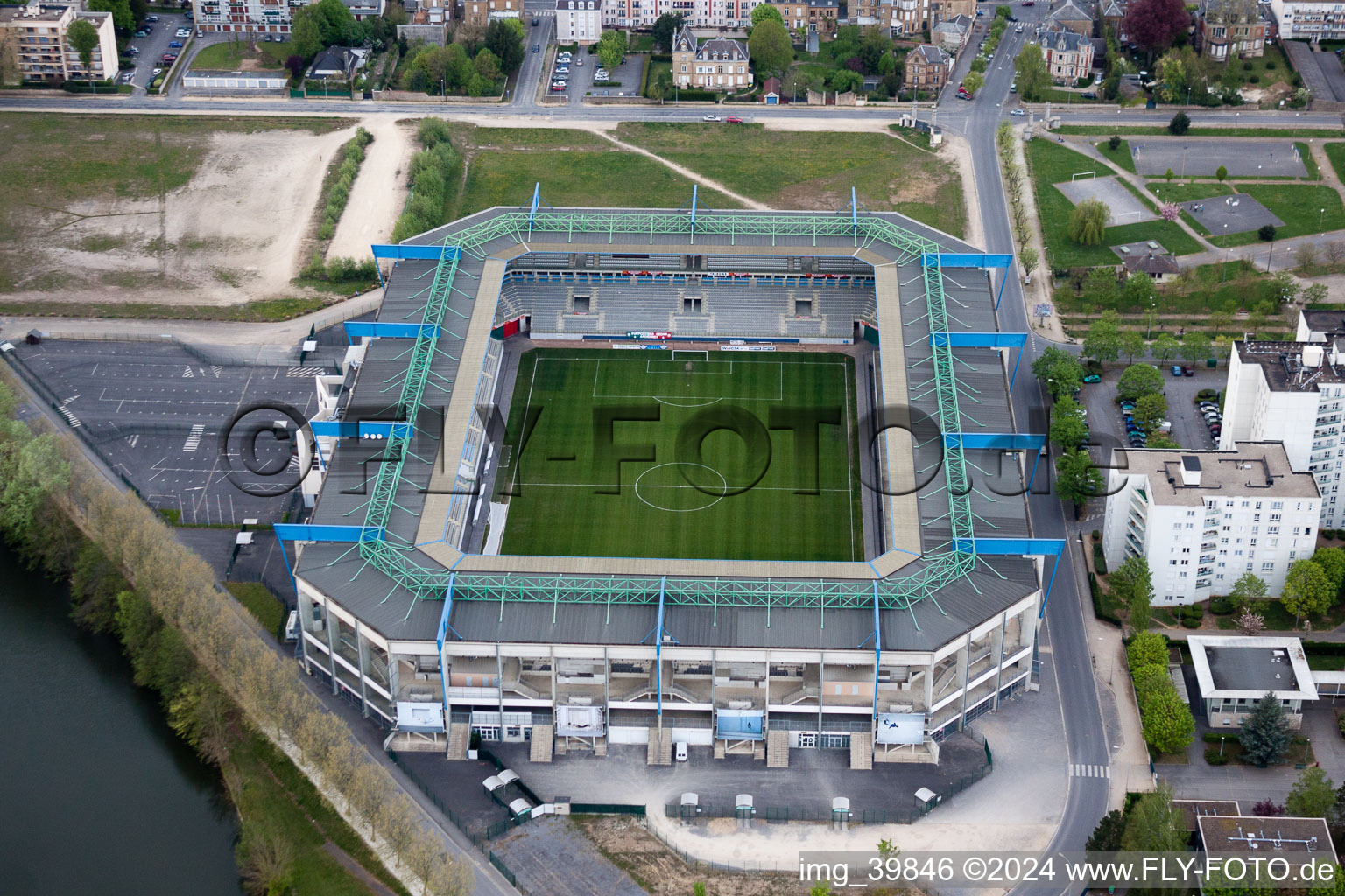 Sportstätten-Gelände der Arena des Stadion Stade Louis Dugauguez Boulevard de Lattre de Tassigny in Sedan in Alsace-Champagne-Ardenne-Lorraine im Bundesland Ardennes, Frankreich