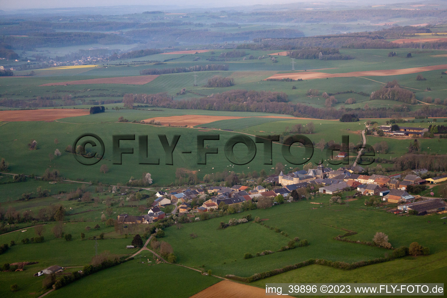 Luftbild von L'Échelle im Bundesland Ardennes, Frankreich