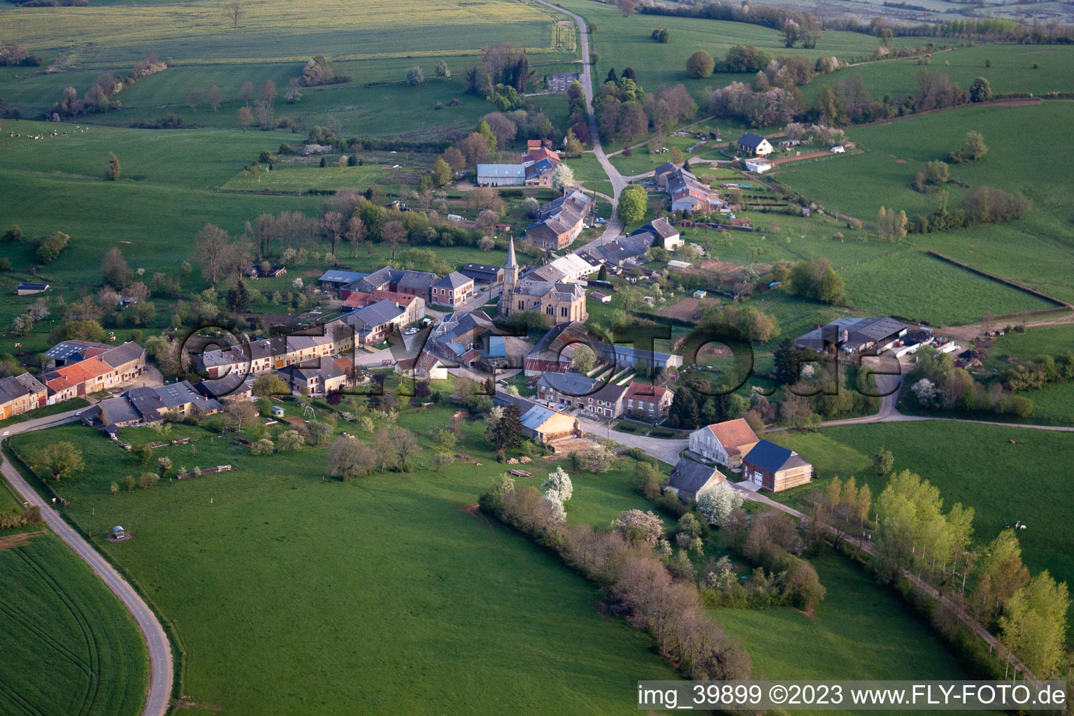 Schrägluftbild von L'Échelle im Bundesland Ardennes, Frankreich