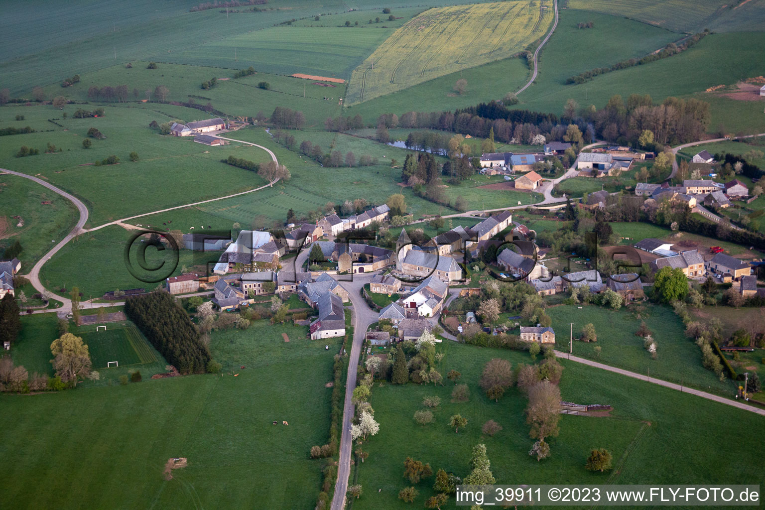 Luftbild von Flaignes-Havys im Bundesland Ardennes, Frankreich