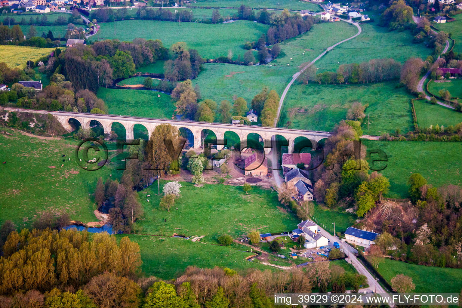 Viadukt des Bahn- Brückenbauwerk zur Streckenführung der Bahn- Gleise über den Flußverlauf des Le Ton in Origny-en-Thiérache in Hauts-de-France im Bundesland Aisne, Frankreich