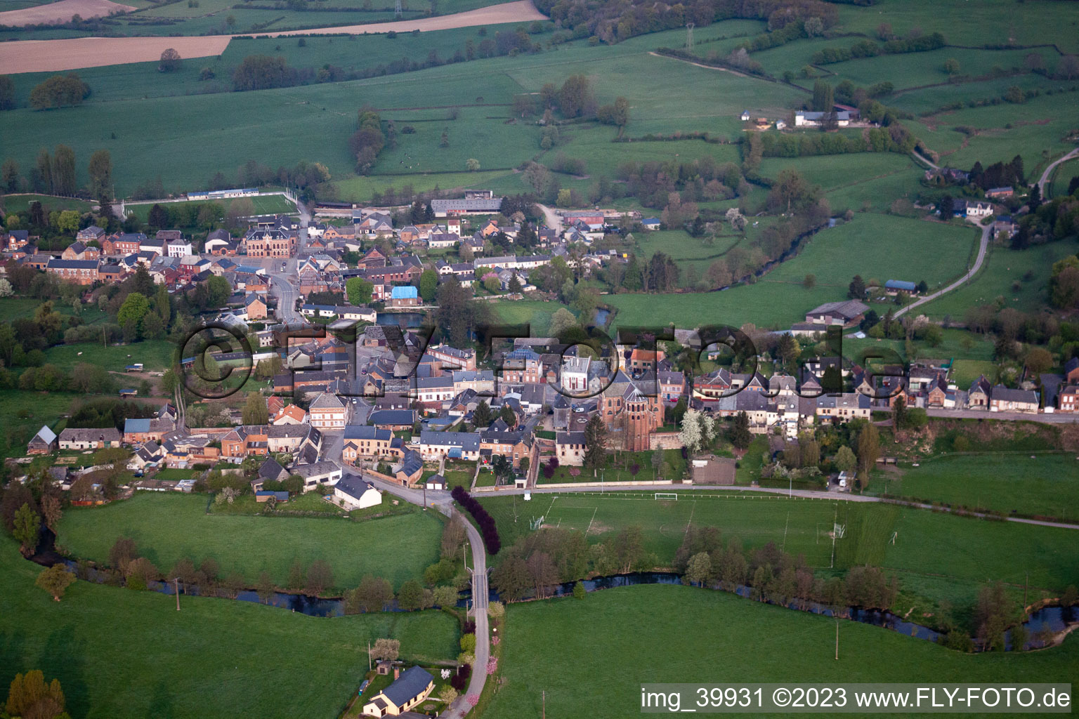 Luftbild von Origny-en-Thiérache im Bundesland Aisne, Frankreich