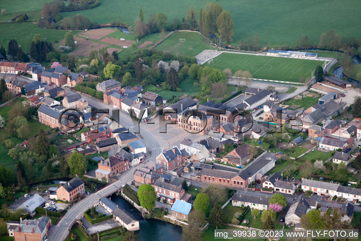Origny-en-Thiérache im Bundesland Aisne, Frankreich aus der Luft
