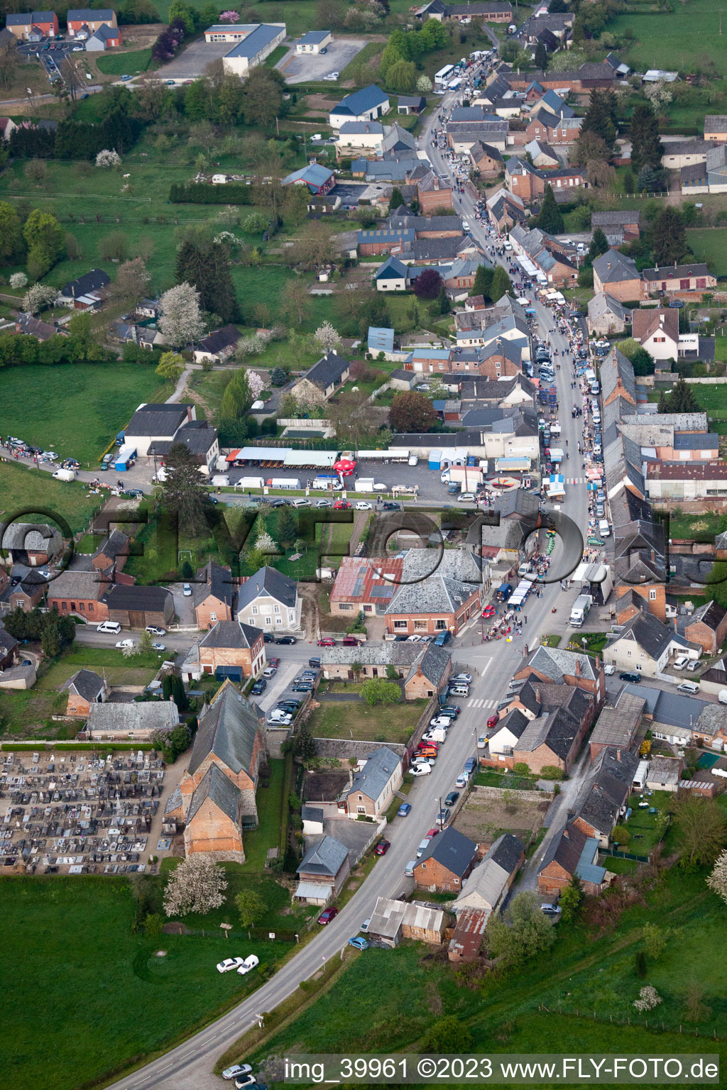 Luftaufnahme von Marly-Gomont im Bundesland Aisne, Frankreich