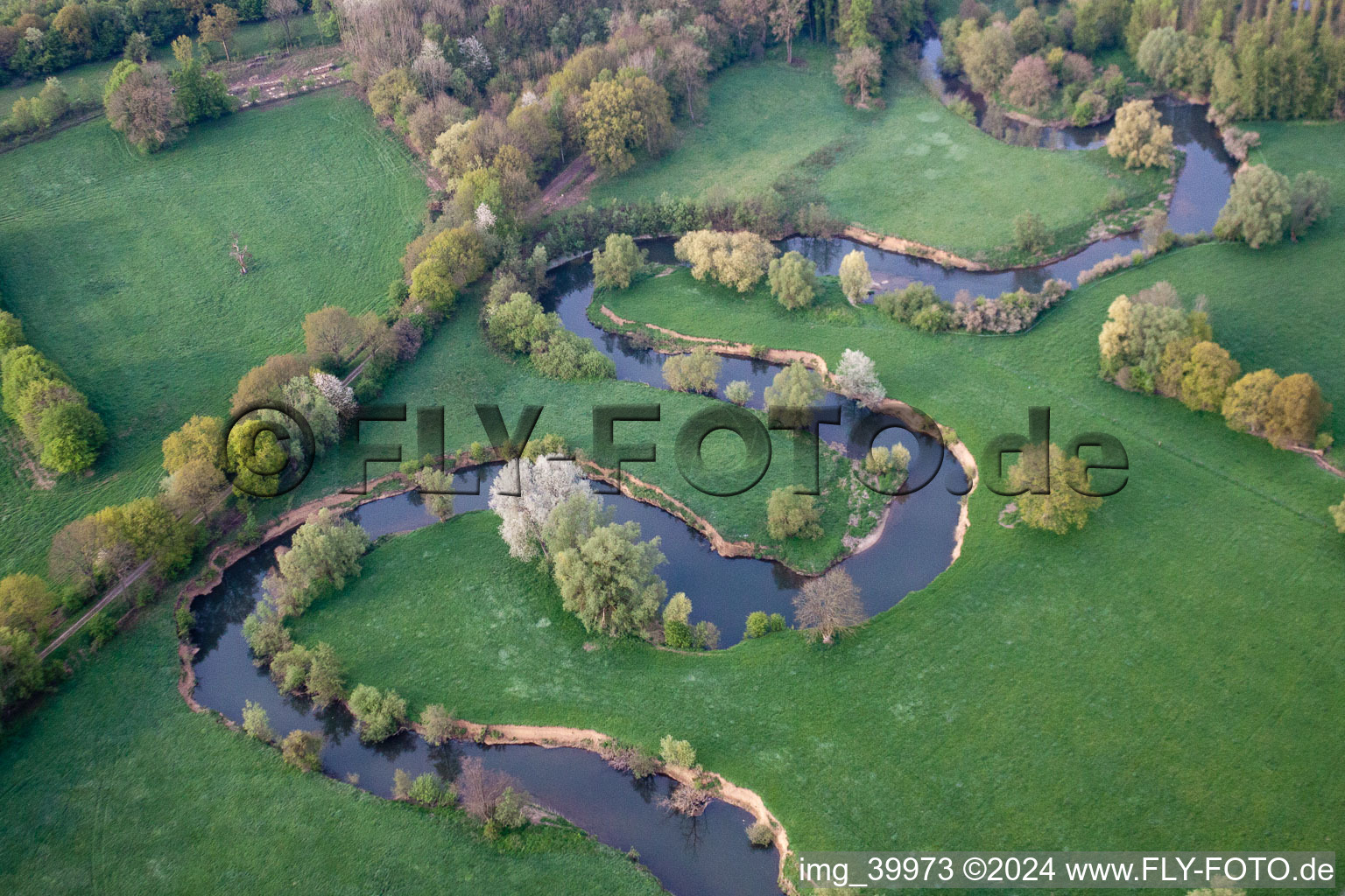 Kurvenförmige Schleife der Uferbereiche am Oise Flußverlauf in Chigny in Hauts-de-France im Bundesland Aisne, Frankreich