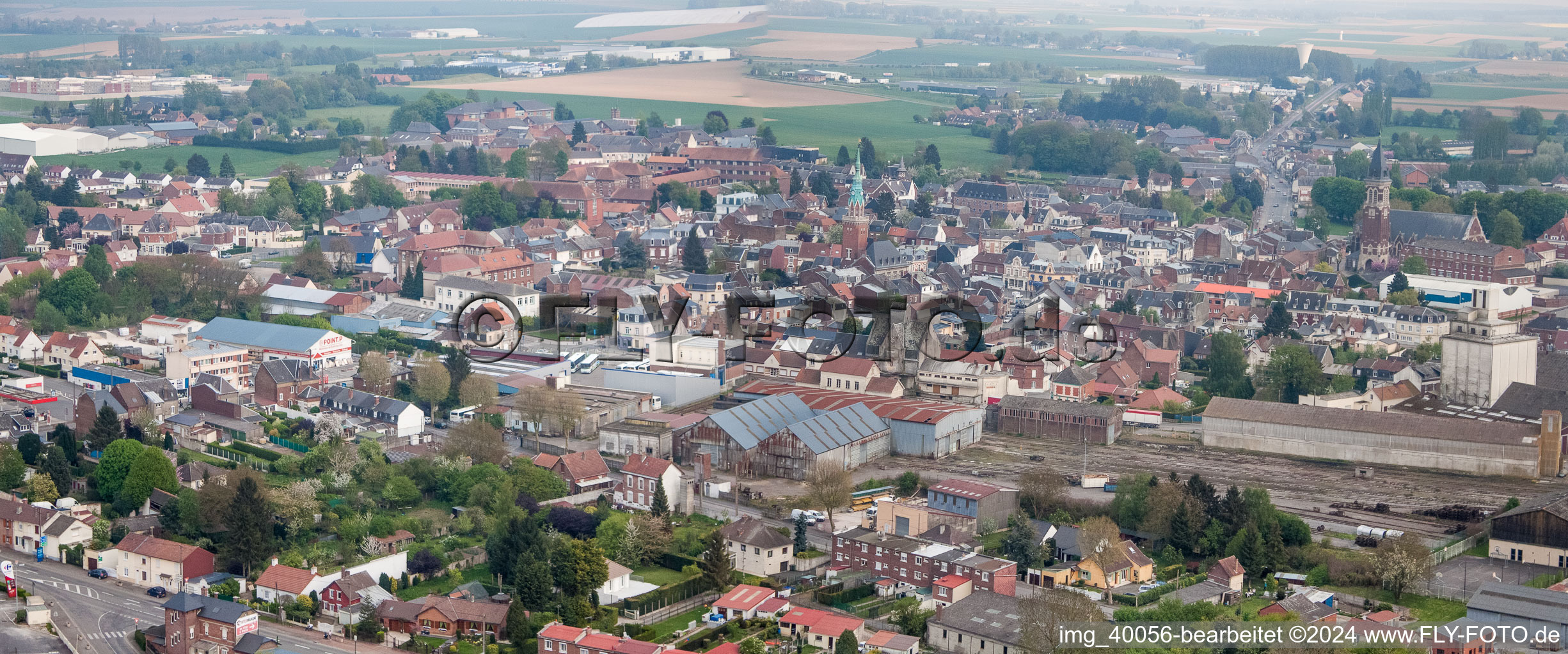 Panorama Perspektive Ortsansicht der Straßen und Häuser der Wohngebiete in Bapaume in Hauts-de-France im Bundesland Pas-de-Calais, Frankreich