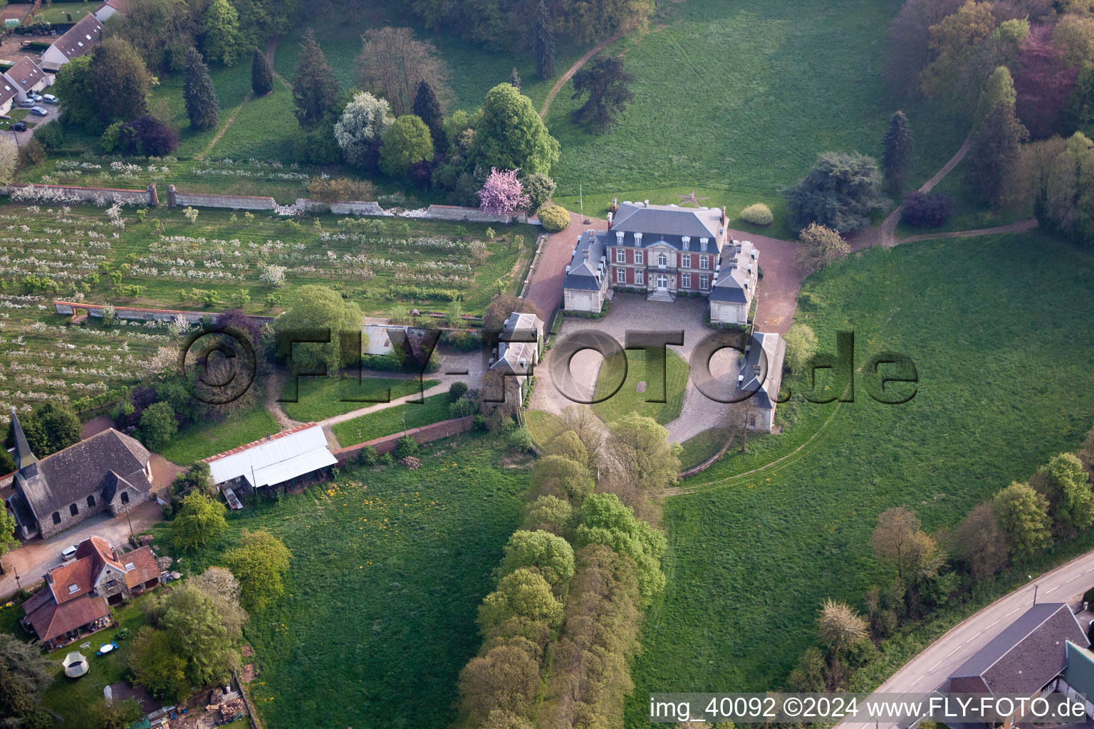 Gebäude und Parkanlagen am Herrenhaus des Gutshauses - Landgut in Hendecourt-lès-Ransart in Nord-Pas-de-Calais Picardie, Frankreich