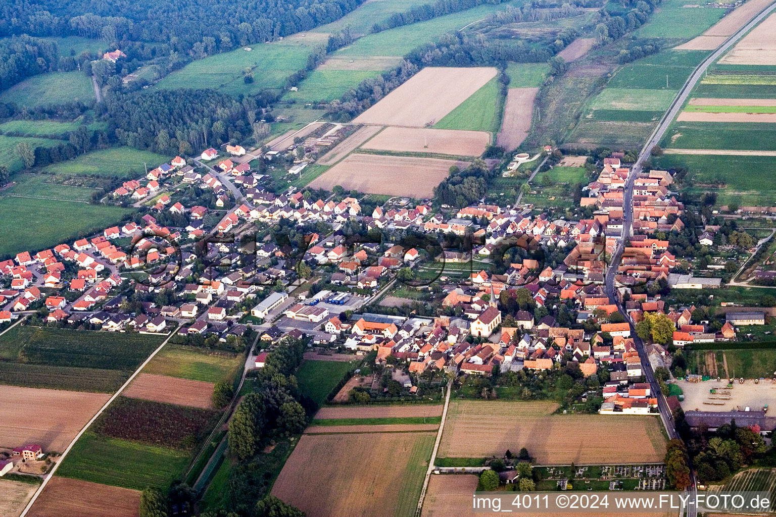 Luftbild von Dorf - Ansicht am Rande von landwirtschaftlichen Feldern und Nutzflächen in Knittelsheim im Bundesland Rheinland-Pfalz, Deutschland