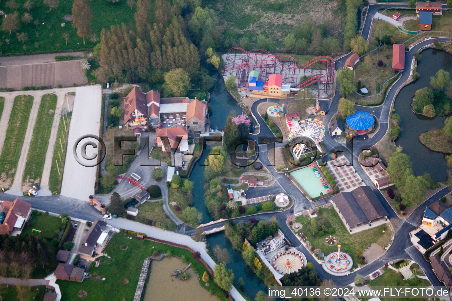 Luftaufnahme von Freizeitpark Dennlys parc in Reclinghem in Hauts-de-France in Dennebrœucq im Bundesland Pas-de-Calais, Frankreich