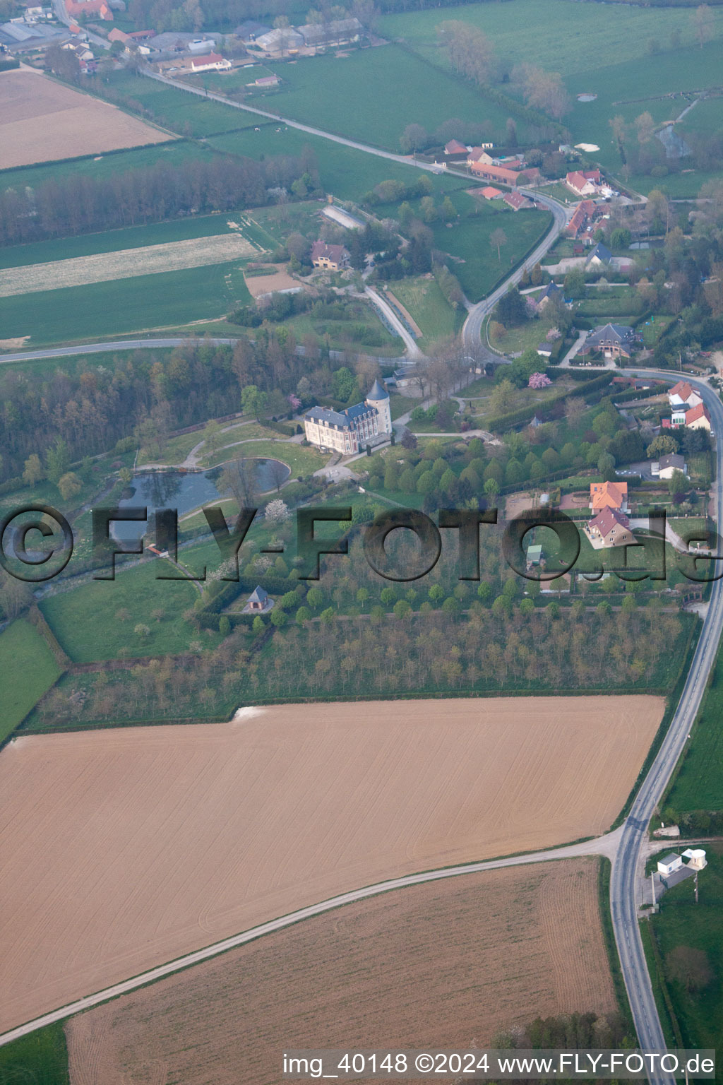 Schrägluftbild von Saint-Martin-d'Hardinghem im Bundesland Pas-de-Calais, Frankreich