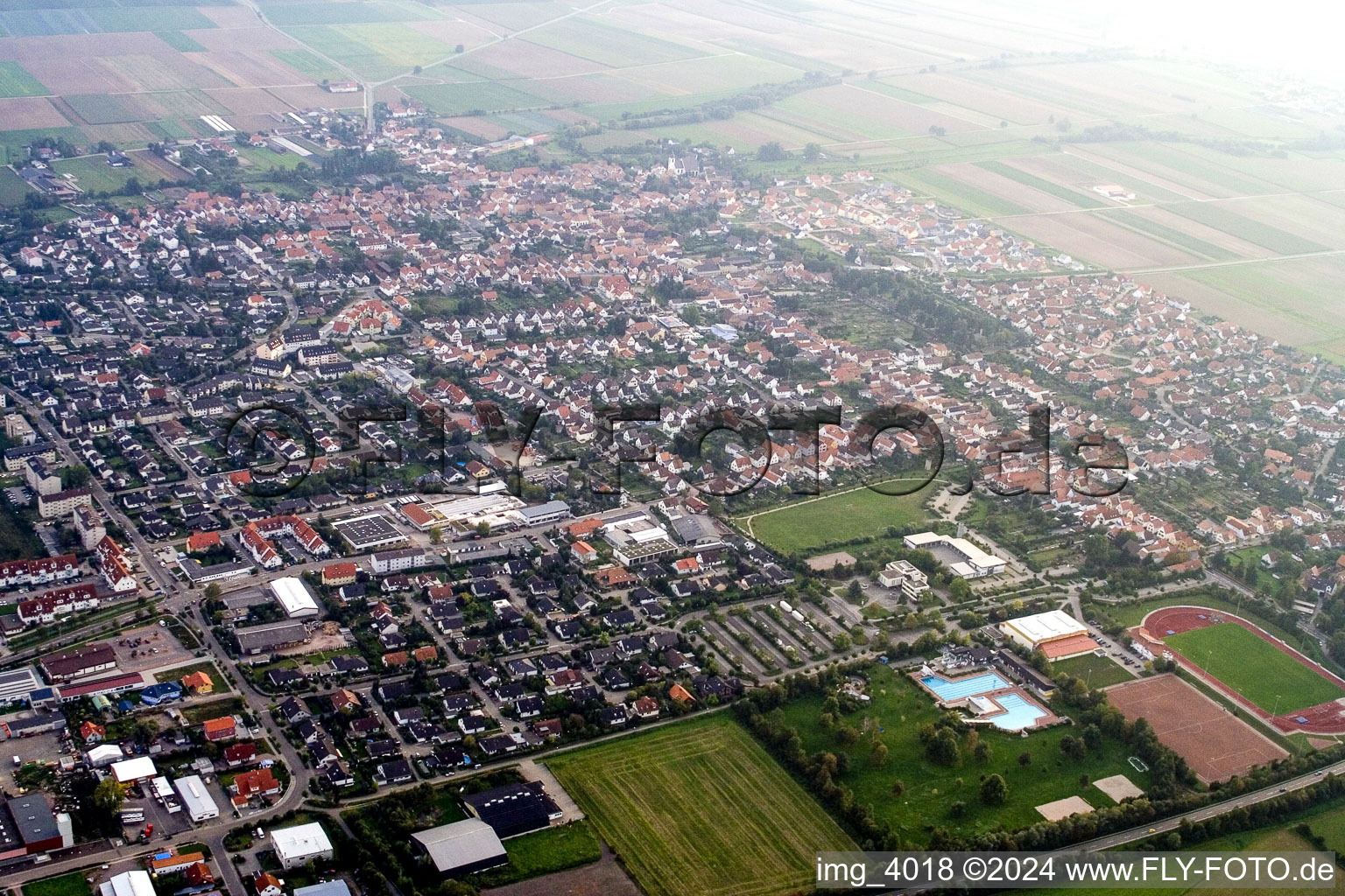 Schrägluftbild von Offenbach an der Queich im Bundesland Rheinland-Pfalz, Deutschland