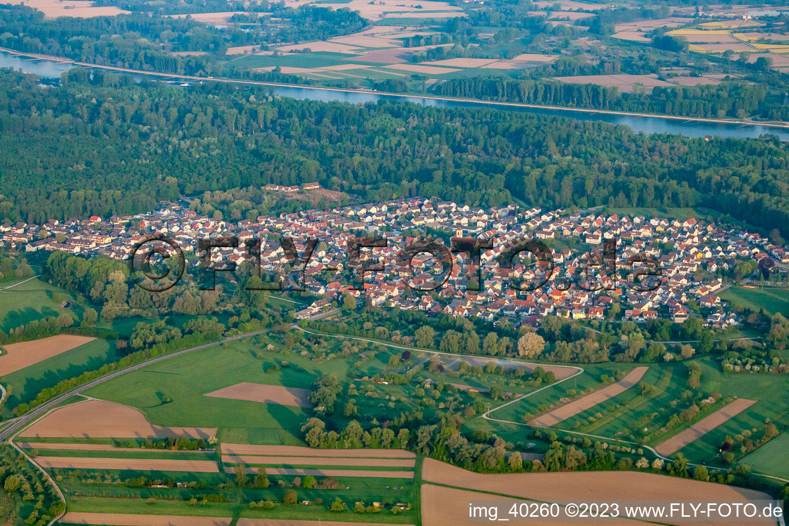 Schrägluftbild von Von Osten im Ortsteil Neuburgweier in Rheinstetten im Bundesland Baden-Württemberg, Deutschland