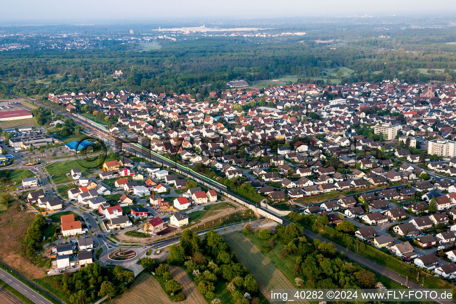 Schrägluftbild von Ortsansicht der Straßen und Häuser der Wohngebiete in Ötigheim im Bundesland Baden-Württemberg, Deutschland