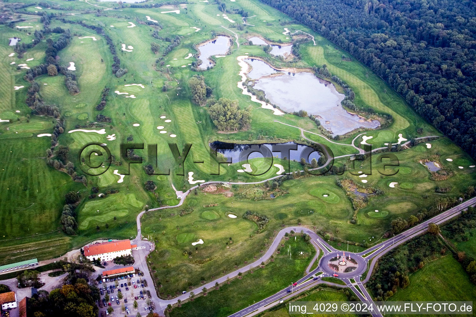 Luftaufnahme von Gelände des Golfplatz Golfanlage Landgut Dreihof in Essingen im Bundesland Rheinland-Pfalz, Deutschland