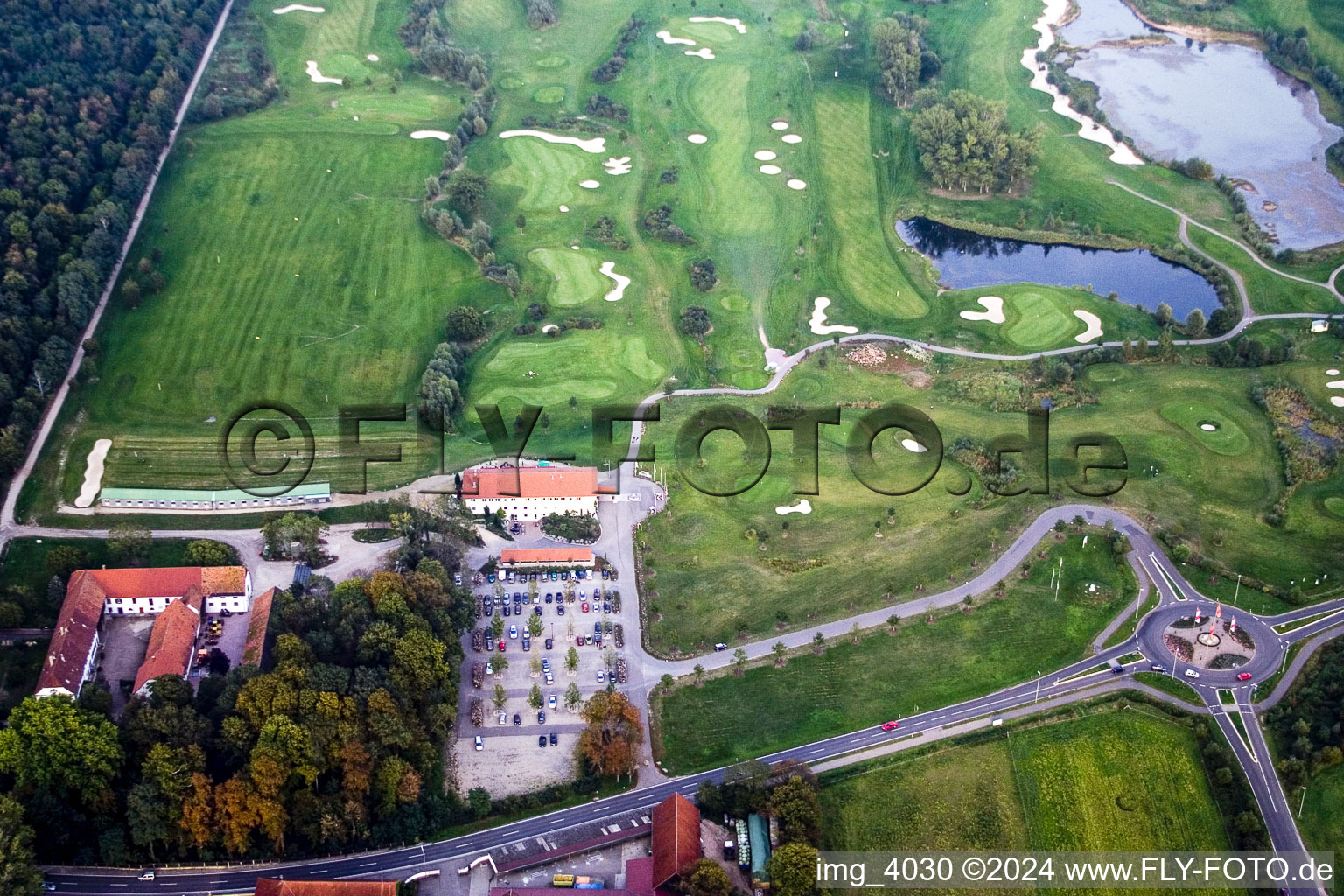 Schrägluftbild von Gelände des Golfplatz Golfanlage Landgut Dreihof in Essingen im Bundesland Rheinland-Pfalz, Deutschland