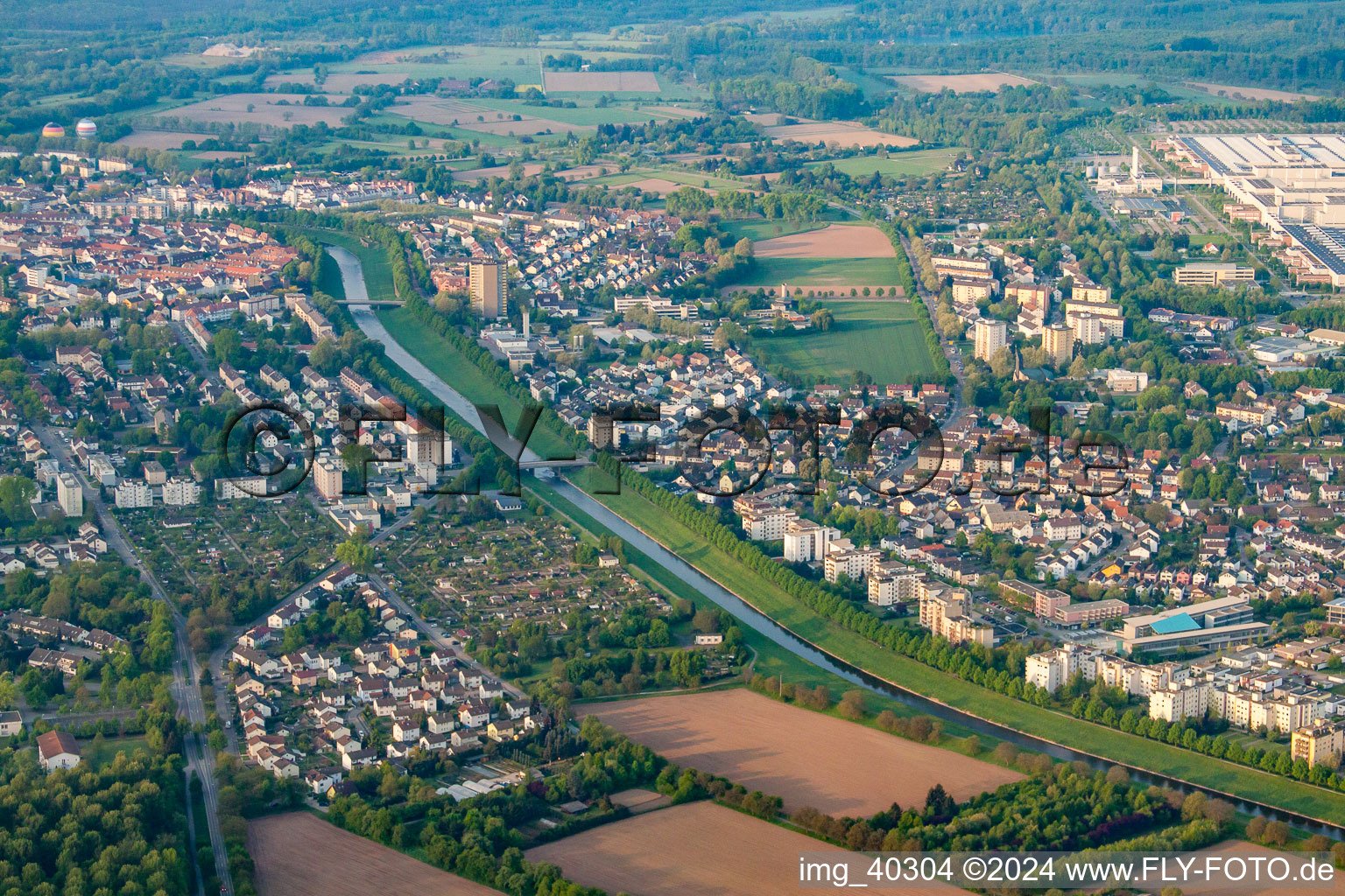 Bruferstraße und Murg im Ortsteil Rheinau in Rastatt im Bundesland Baden-Württemberg, Deutschland