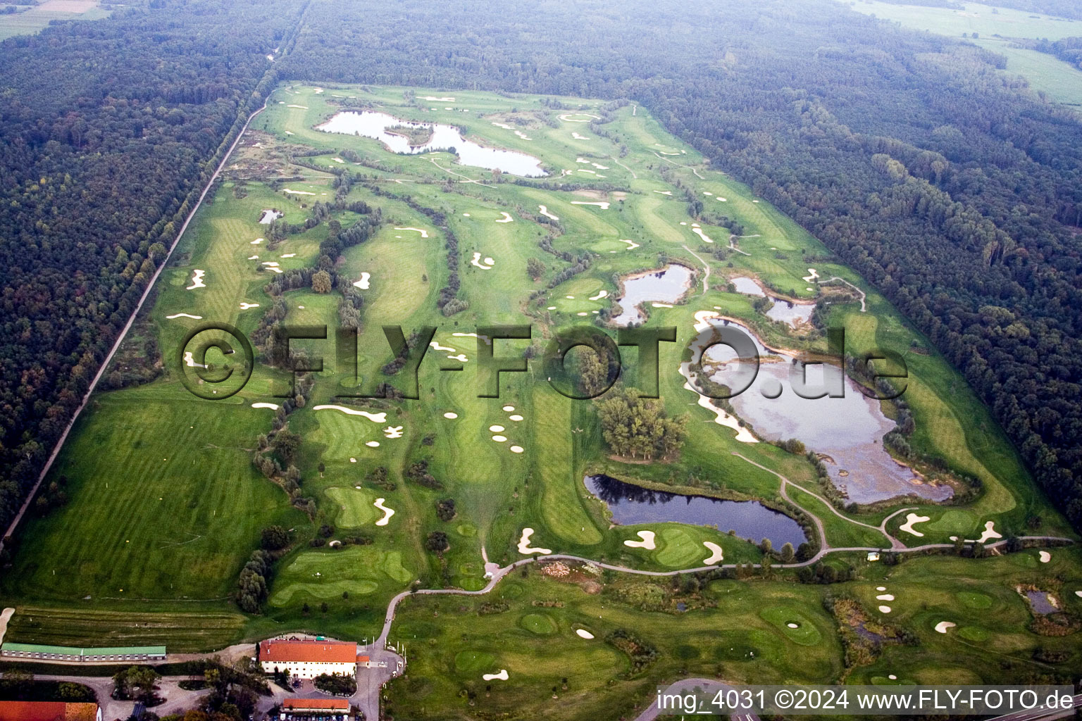 Gelände des Golfplatz Golfanlage Landgut Dreihof in Essingen im Bundesland Rheinland-Pfalz, Deutschland von oben