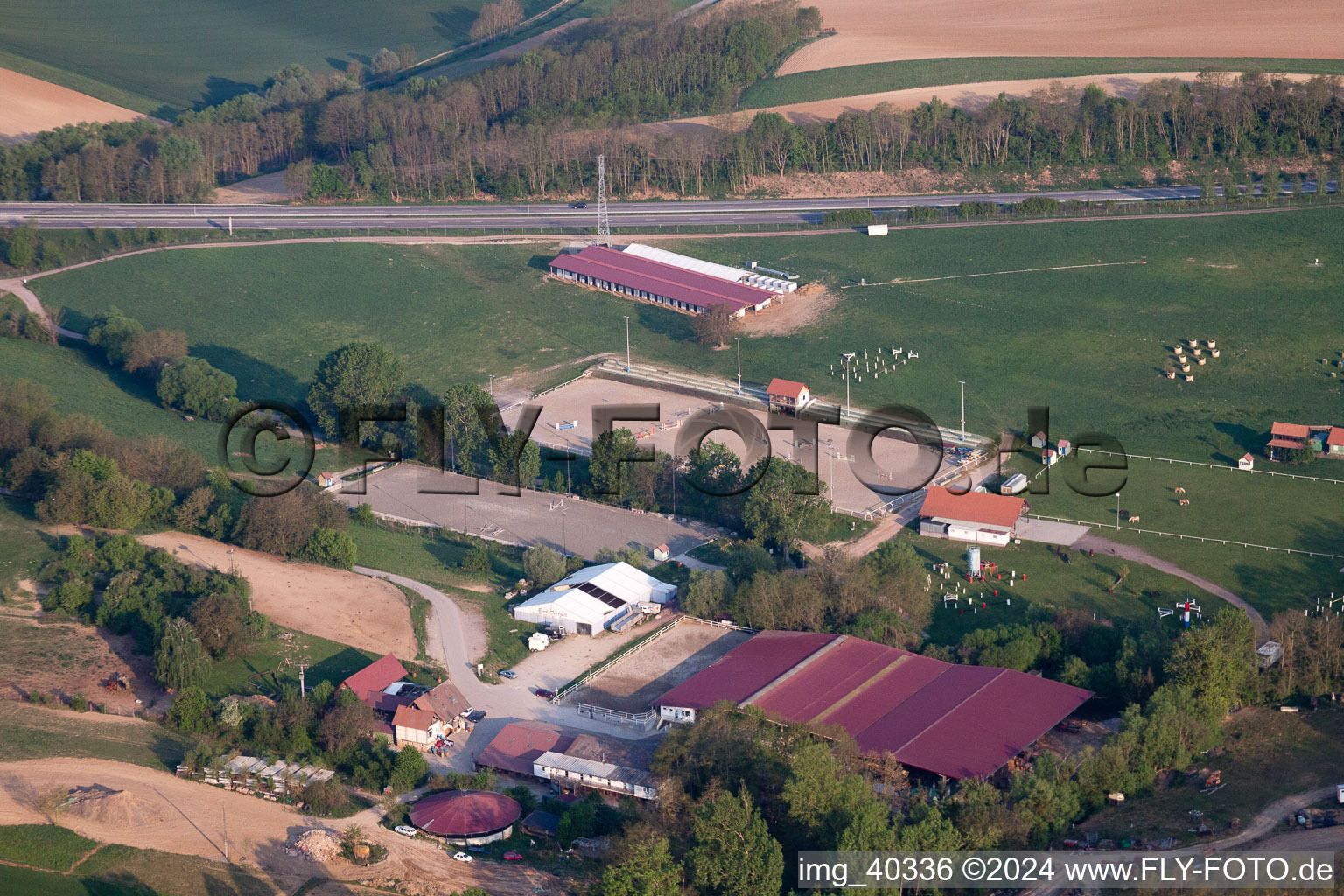 Luftaufnahme von Haras in Neewiller-près-Lauterbourg im Bundesland Bas-Rhin, Frankreich
