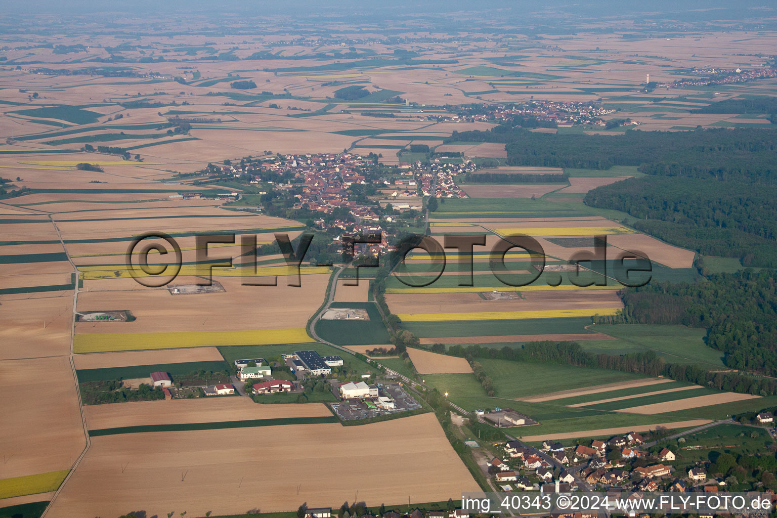 Niederlauterbach im Bundesland Bas-Rhin, Frankreich aus der Vogelperspektive