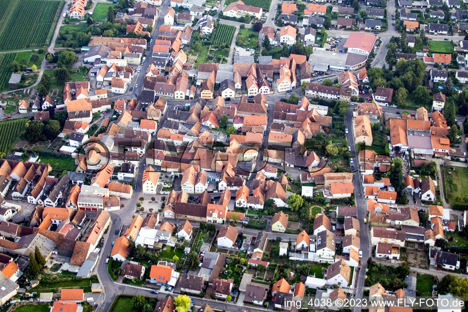 Schrägluftbild von Ortsteil Nußdorf in Landau in der Pfalz im Bundesland Rheinland-Pfalz, Deutschland