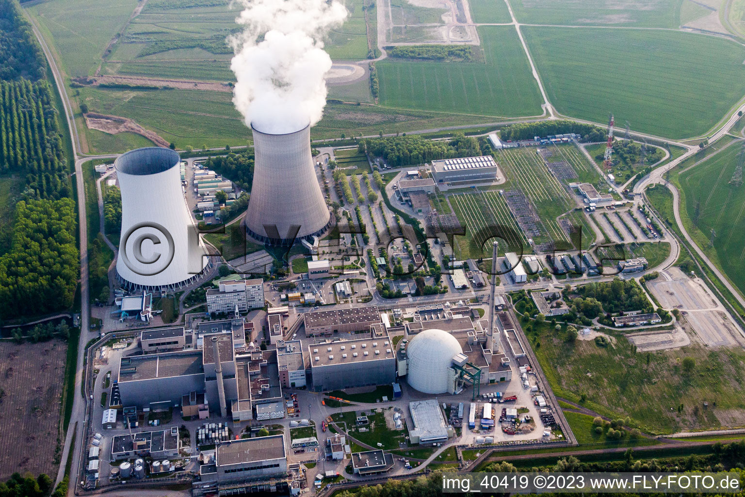 Schrägluftbild von Dampfsäule über dem Kühlturm des AKW Kernkraftwerk der EnBW Kernkraft GmbH auf der Rheinschanzinsel am Rhein in Philippsburg im Bundesland Baden-Württemberg, Deutschland