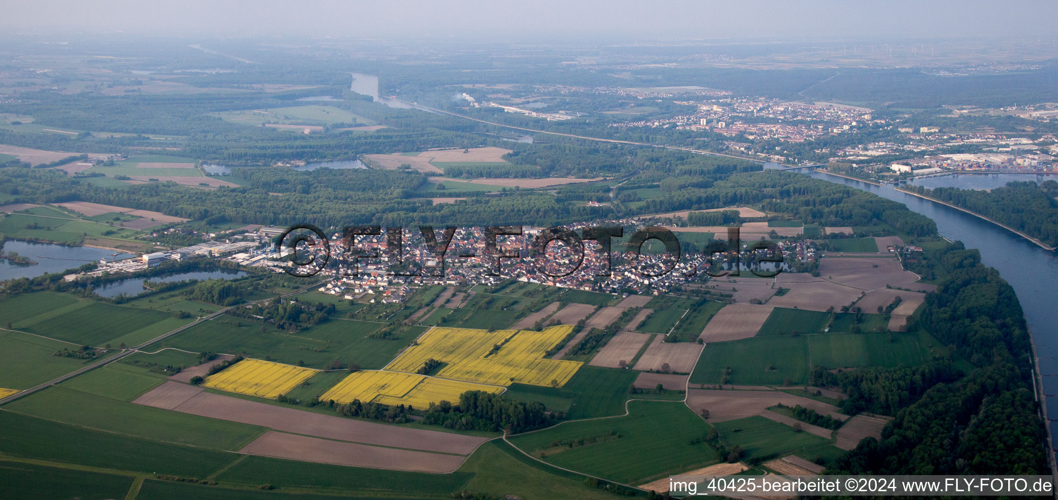 Dorfkern an den Fluß- Uferbereichen des Rhein im Ortsteil Rheinsheim in Philippsburg im Bundesland Baden-Württemberg, Deutschland