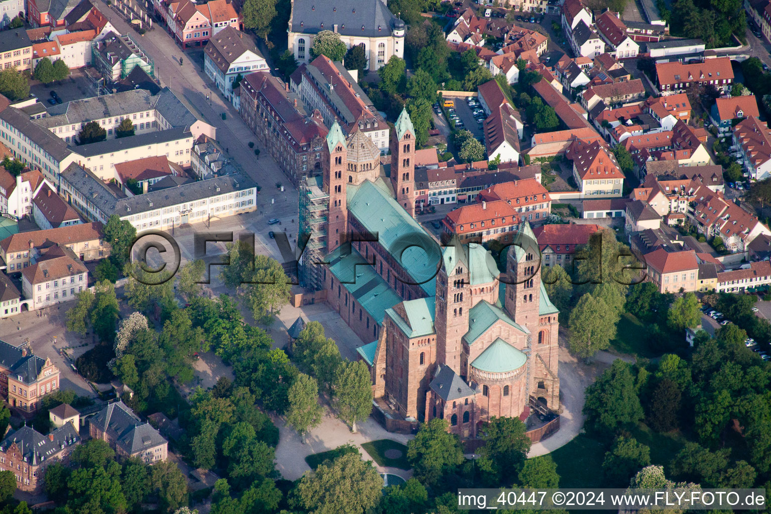 Luftaufnahme von Kirchengebäude des Domes in der Altstadt in Speyer im Bundesland Rheinland-Pfalz, Deutschland