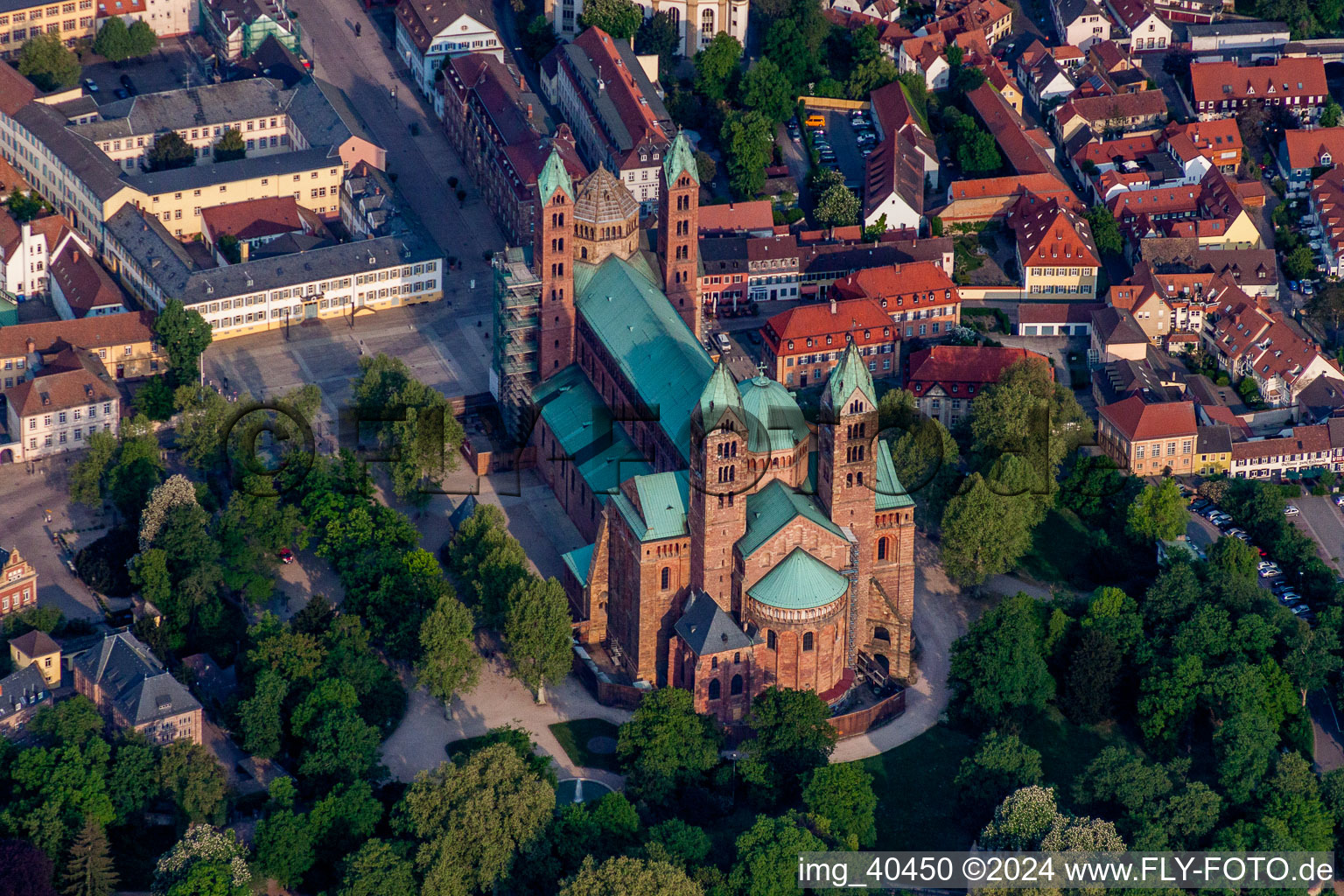Schrägluftbild von Kirchengebäude des Domes des Dom zu Speyer in Speyer im Bundesland Rheinland-Pfalz, Deutschland