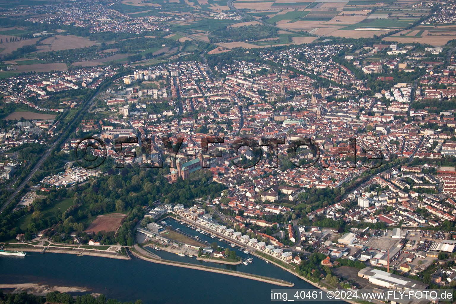 Luftbild von Ortschaft an den Fluss- Uferbereichen des Rhein in Speyer im Bundesland Rheinland-Pfalz, Deutschland