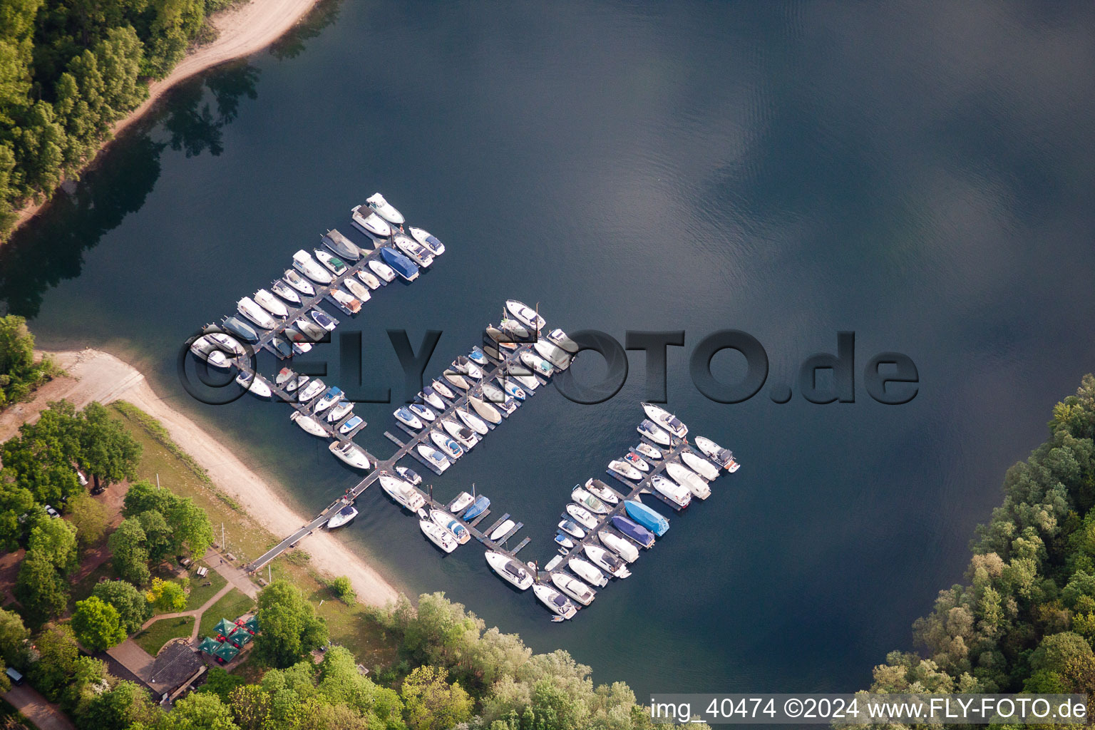 Sportboot- Anlegestellen und Bootsliegeplätzen am Uferbereich Angelhofer Altrhein in Otterstadt im Bundesland Rheinland-Pfalz, Deutschland
