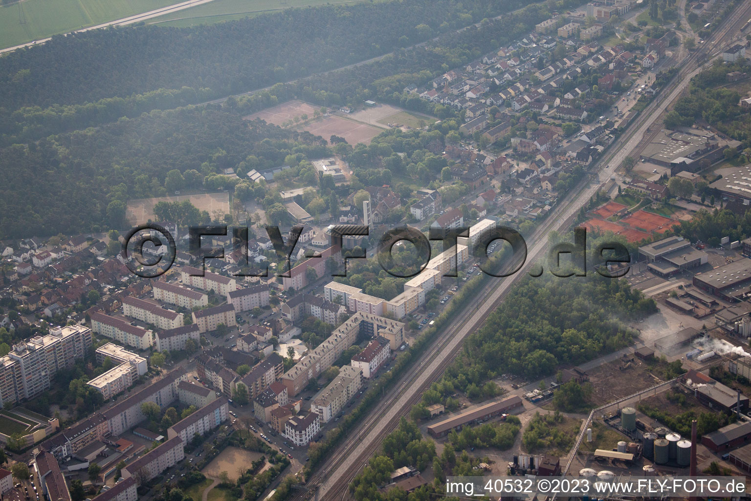 Ortsteil Rheinau in Mannheim im Bundesland Baden-Württemberg, Deutschland aus der Drohnenperspektive