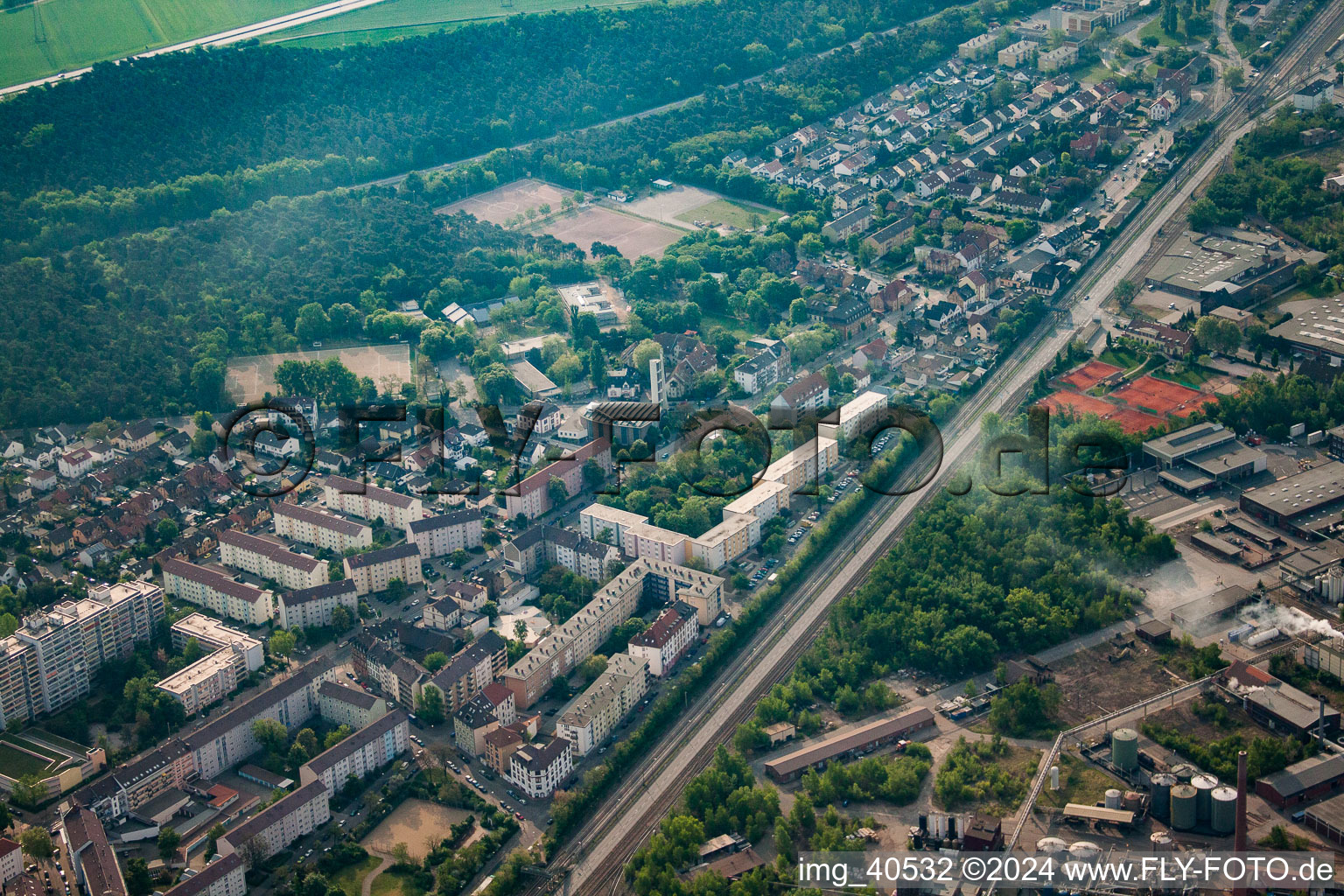 Ortsteil Rheinau in Mannheim im Bundesland Baden-Württemberg, Deutschland aus der Drohnenperspektive