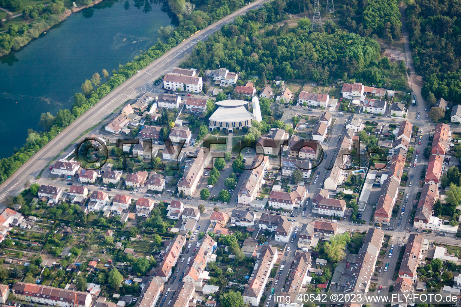 Luftbild von St. Theresia im Ortsteil Rheinau in Mannheim im Bundesland Baden-Württemberg, Deutschland