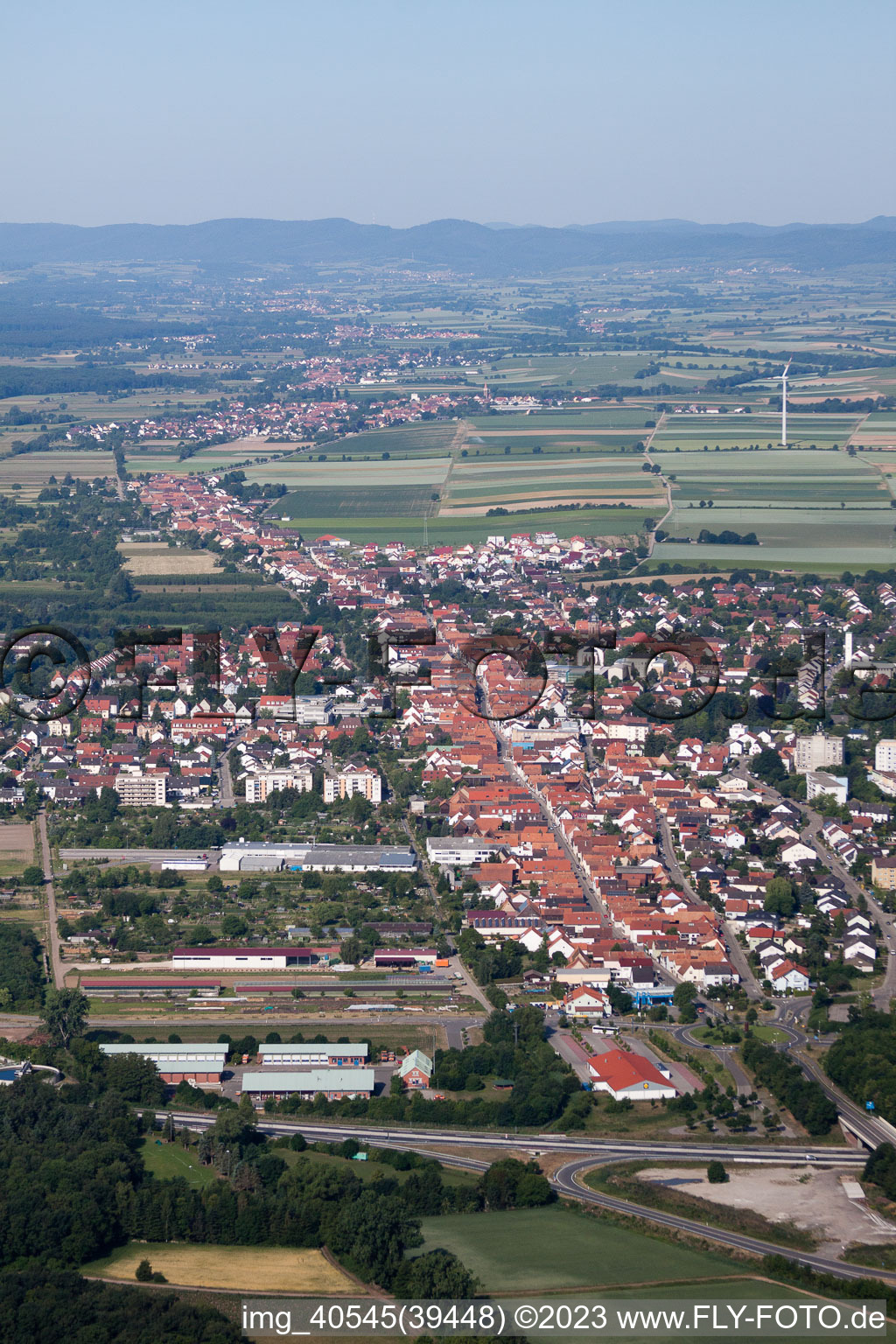 Drohnenaufname von Kandel von Osten im Bundesland Rheinland-Pfalz, Deutschland
