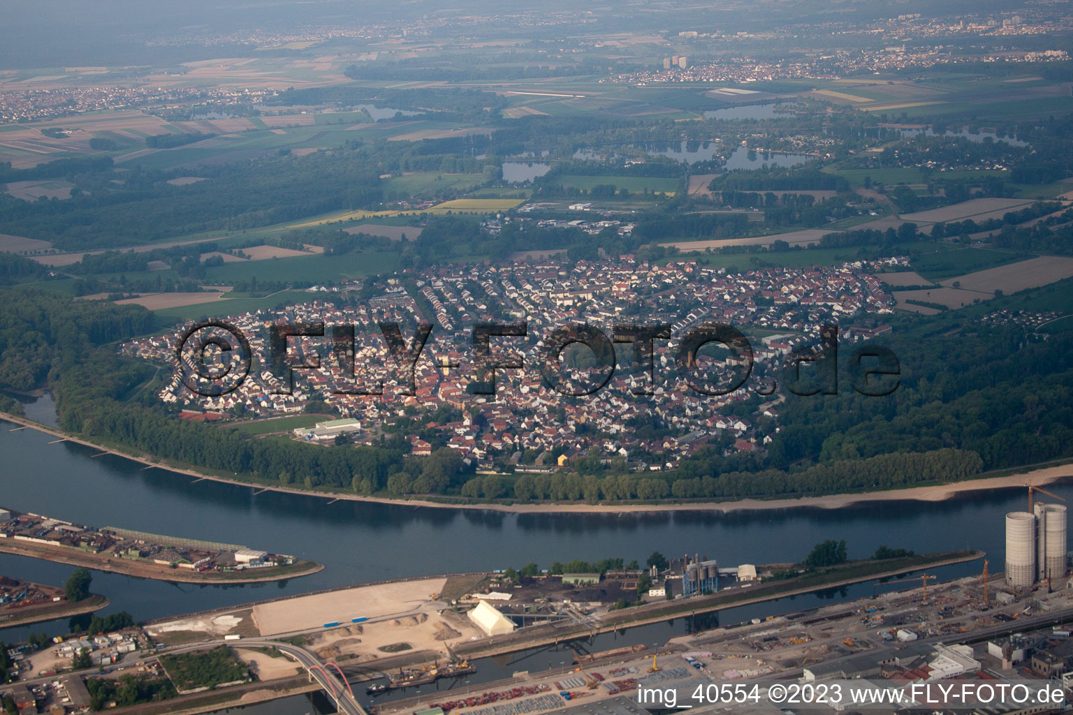 Schrägluftbild von Altrip im Bundesland Rheinland-Pfalz, Deutschland