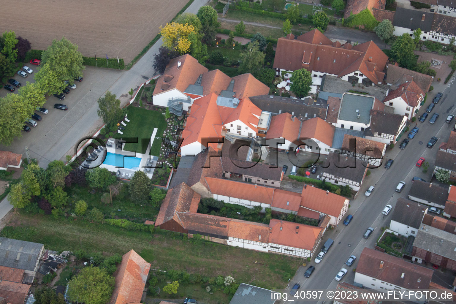 Ortsteil Hayna in Herxheim bei Landau/Pfalz im Bundesland Rheinland-Pfalz, Deutschland von der Drohne aus gesehen
