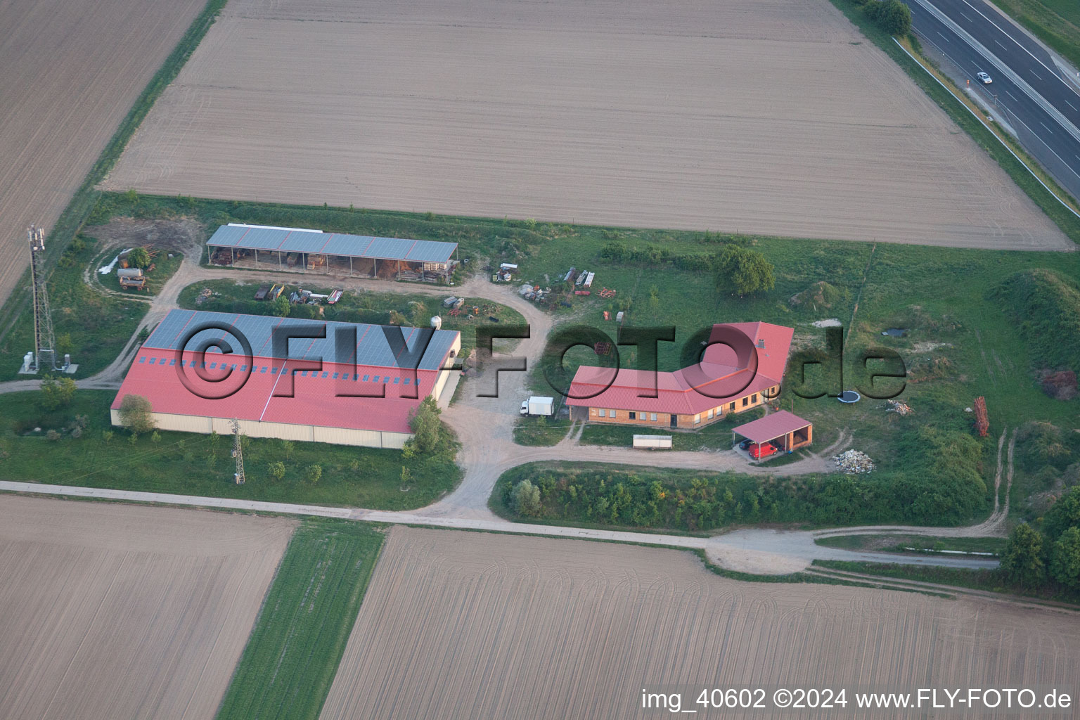 Luftbild von Hühnerhof in Erlenbach bei Kandel im Bundesland Rheinland-Pfalz, Deutschland