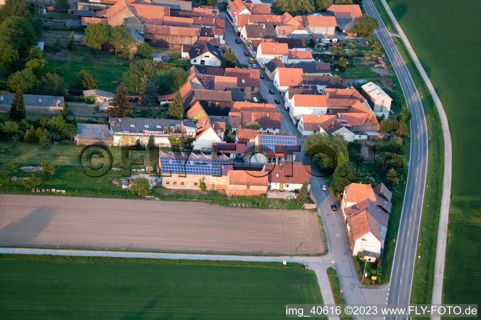 Minderslachen, Brehmstr in Kandel im Bundesland Rheinland-Pfalz, Deutschland von oben gesehen