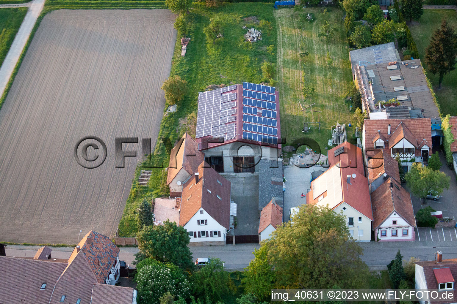 Minderslachen, Brehmstr in Kandel im Bundesland Rheinland-Pfalz, Deutschland aus der Drohnenperspektive