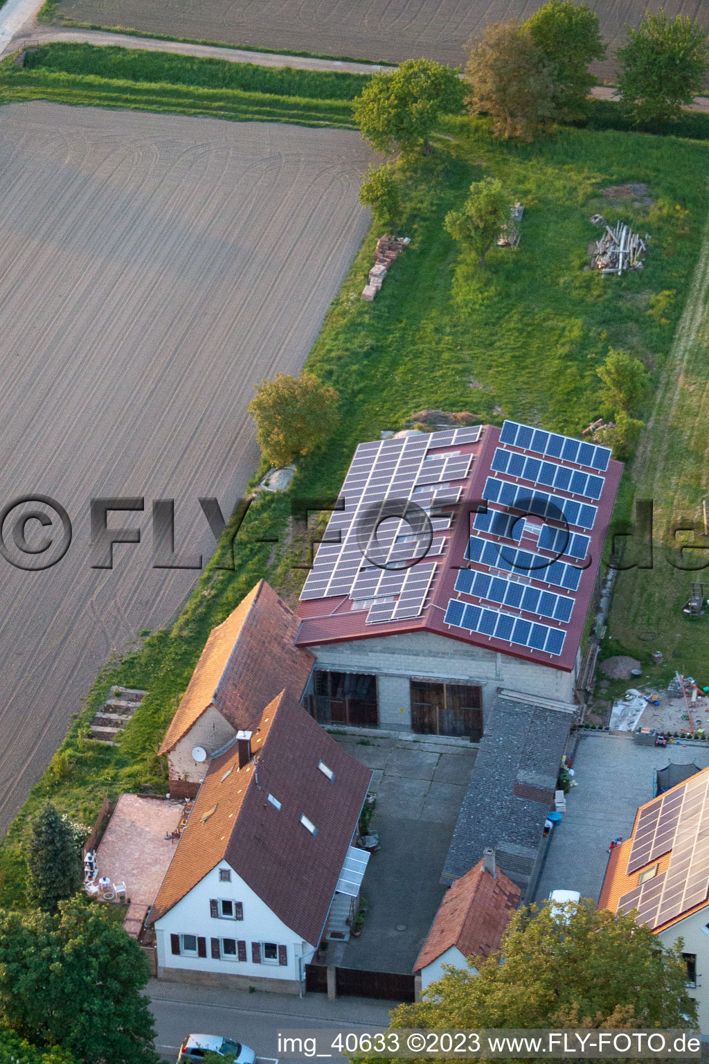 Minderslachen, Brehmstr in Kandel im Bundesland Rheinland-Pfalz, Deutschland von einer Drohne aus