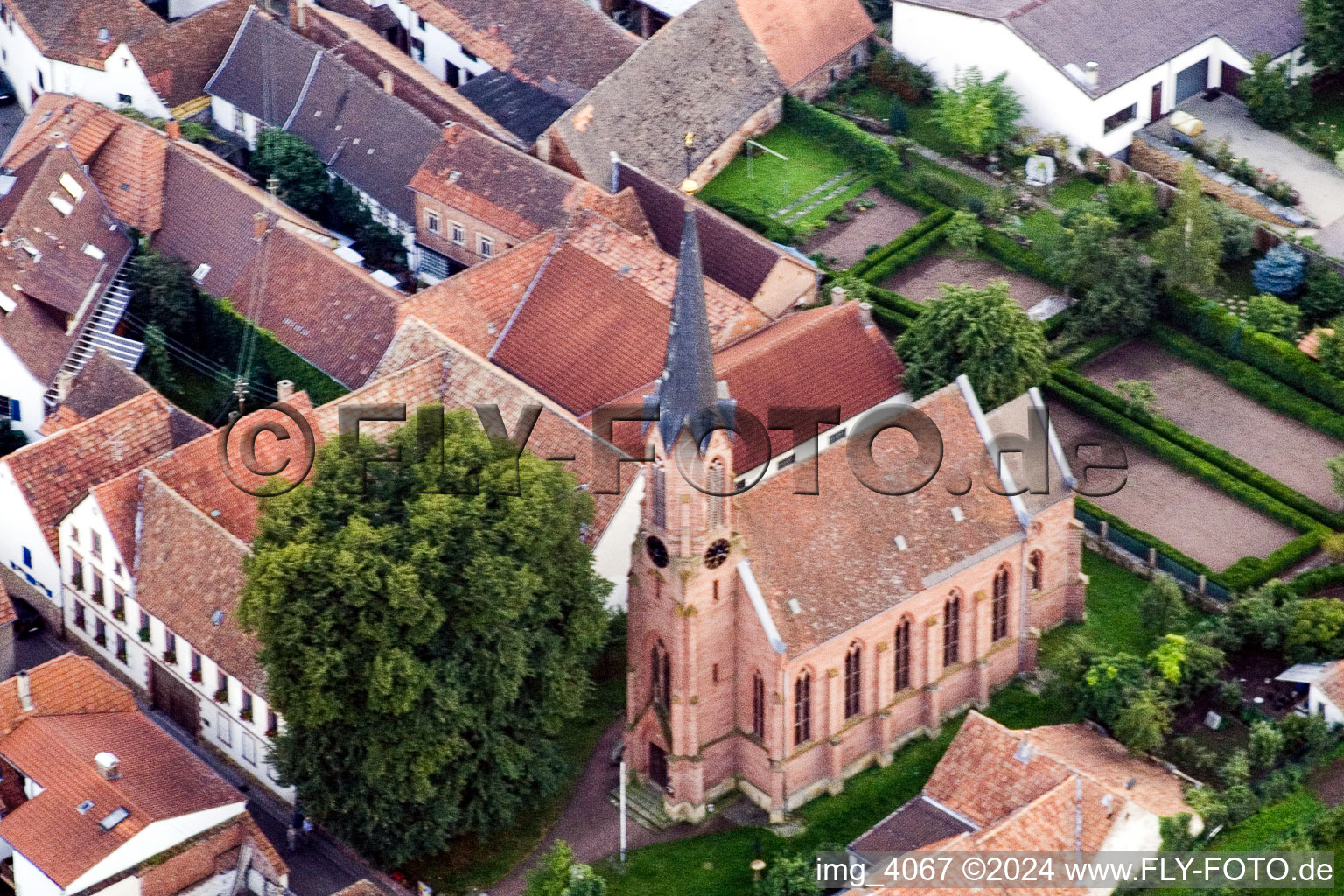 Kirchengebäude im Dorfkern in Birkweiler im Bundesland Rheinland-Pfalz, Deutschland