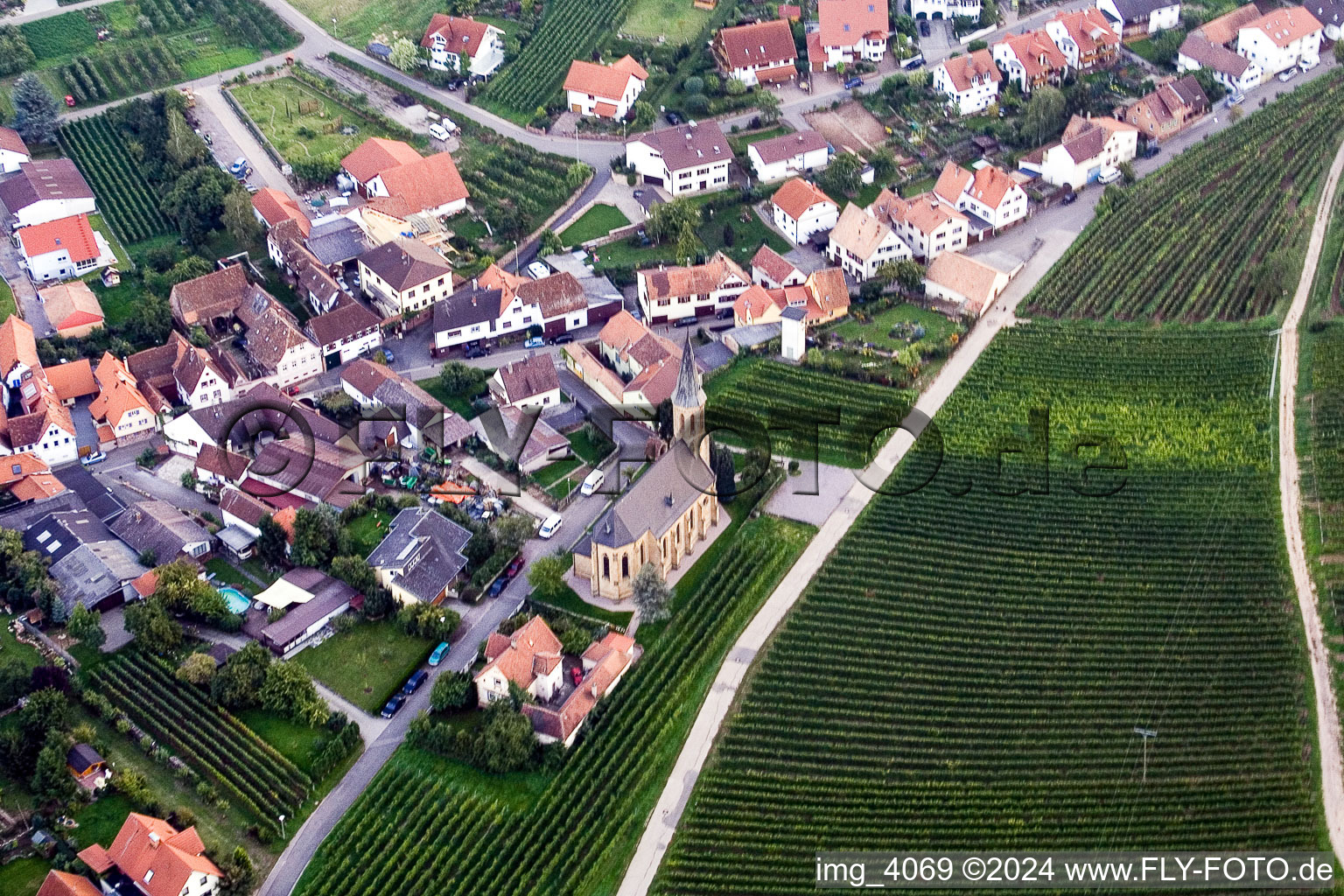 Luftaufnahme von Dorf - Ansicht von Birkweiler im Bundesland Rheinland-Pfalz, Deutschland