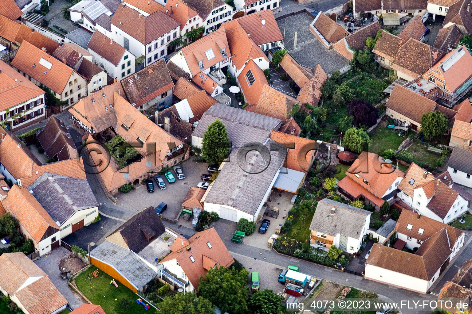 Birkweiler im Bundesland Rheinland-Pfalz, Deutschland von einer Drohne aus