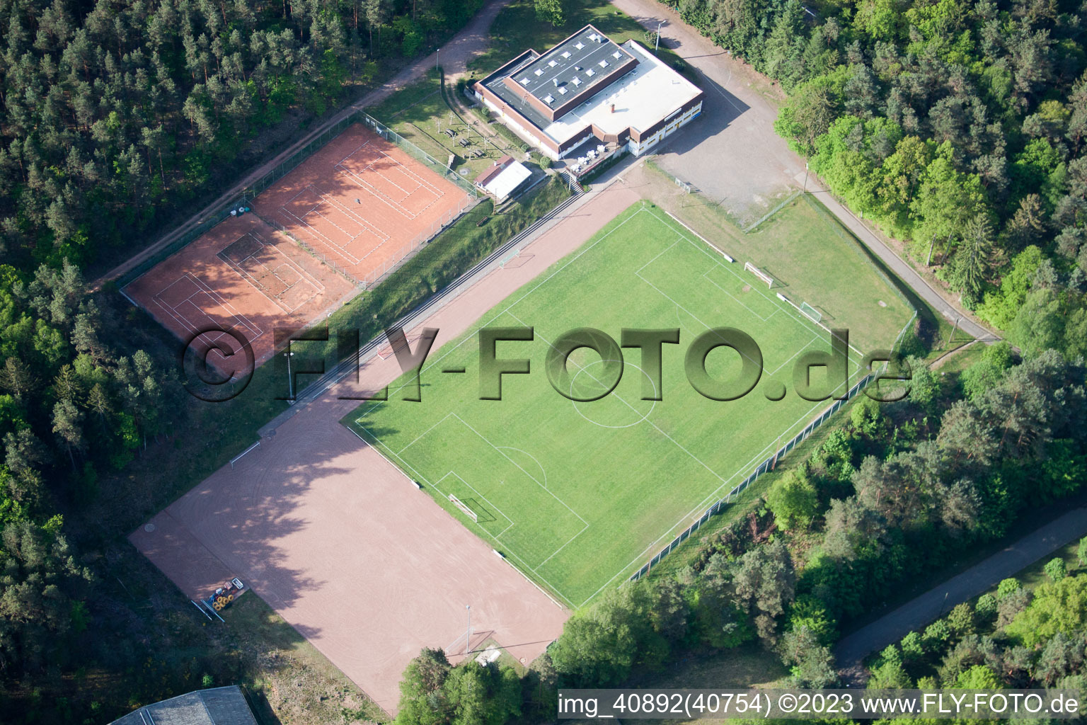 Luftaufnahme von Eppenbrunn, Sportplatz im Bundesland Rheinland-Pfalz, Deutschland
