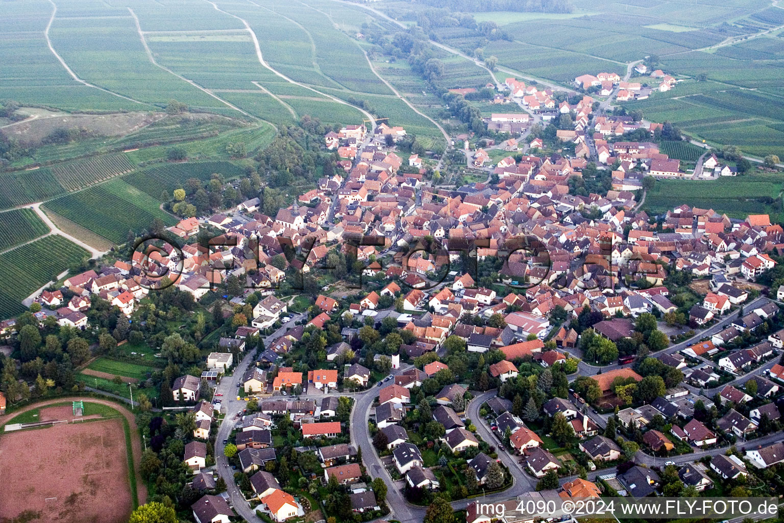Ilbesheim bei Landau in der Pfalz im Bundesland Rheinland-Pfalz, Deutschland aus der Luft betrachtet