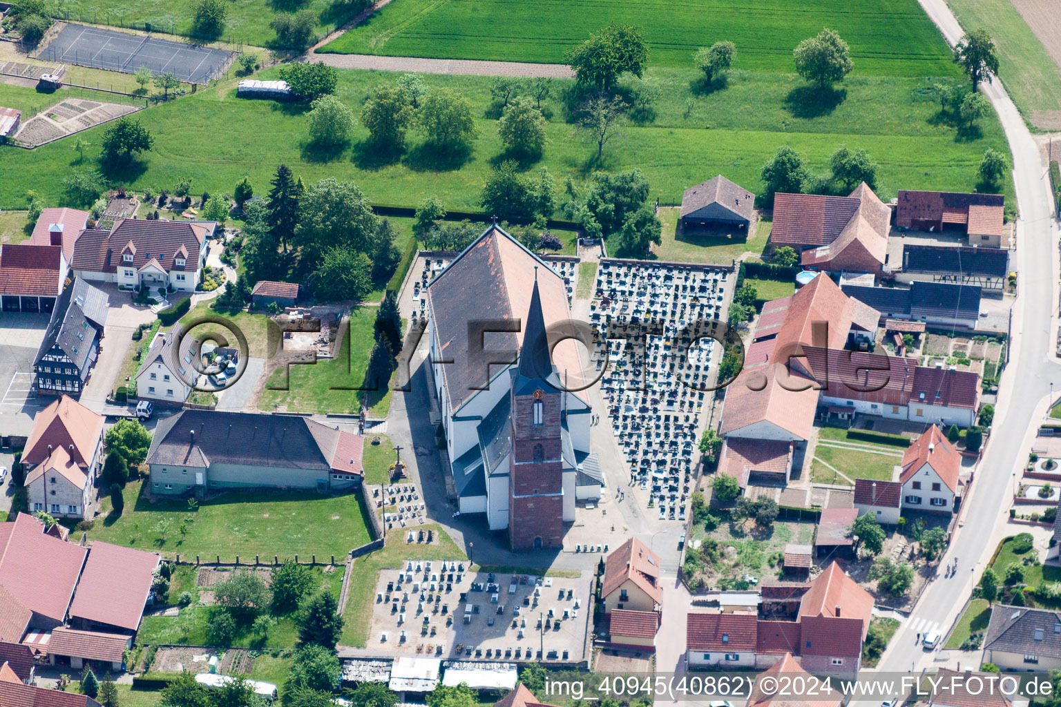 Luftaufnahme von Kirchengebäude im Dorfkern in Schleithal in Grand Est im Bundesland Bas-Rhin, Frankreich