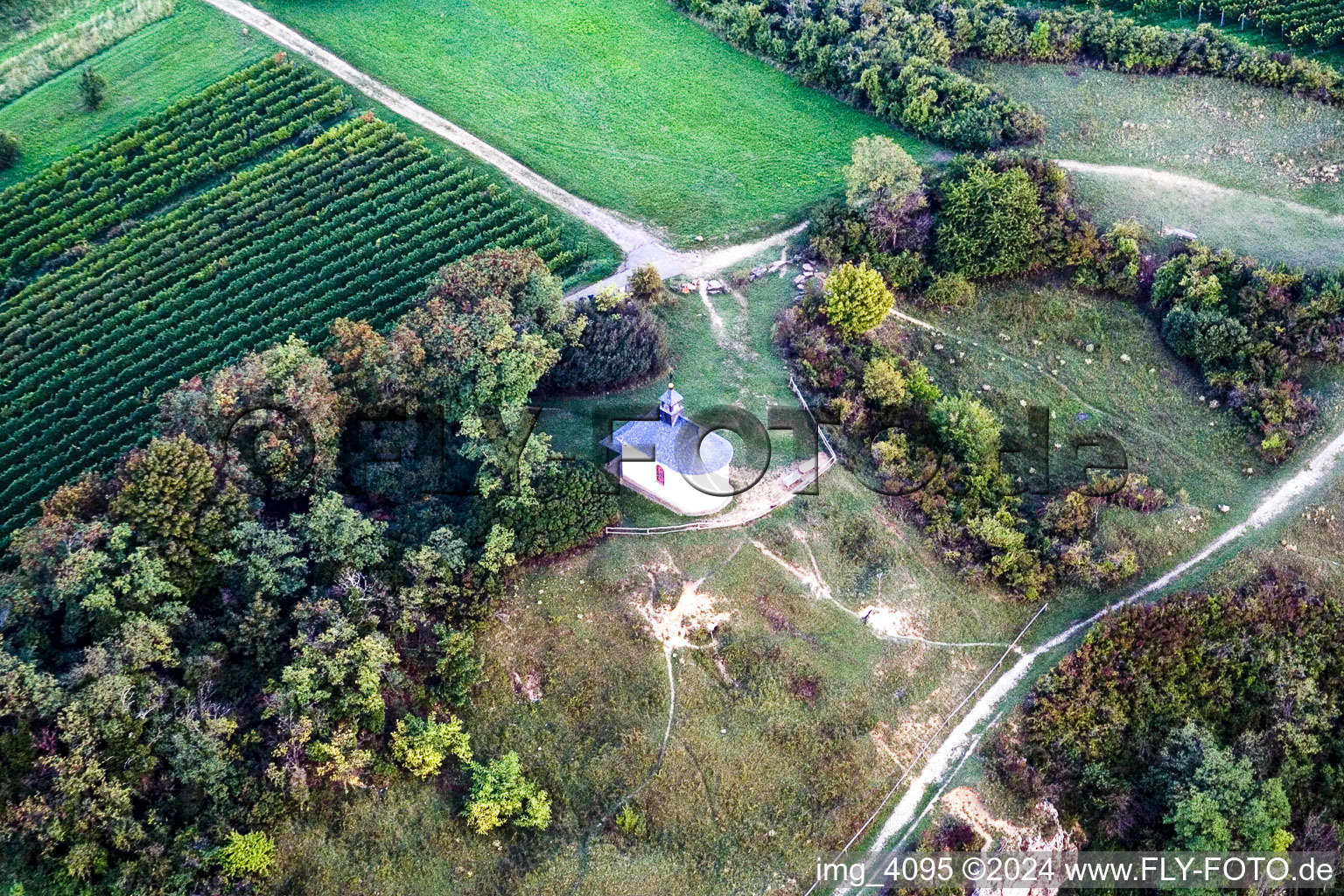 Luftaufnahme von Kirchengebäude der Kapelle im Naturschutzgebiet Kleine Kalmit in Ilbesheim bei Landau in der Pfalz im Bundesland Rheinland-Pfalz, Deutschland